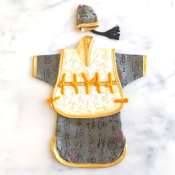 NWT.Wine Bottle Cover: Chinese Silk Brocade Green Yellow Gold Men's Outfit w/Hat - Picture 1 of 4